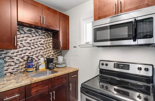 Melrose Condominio | Retro Hotel studio vibe with great pool!