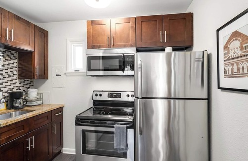 Melrose Condominio | Retro Hotel studio vibe with great pool!