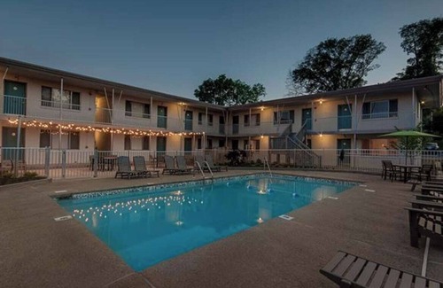 Melrose Condominio | Retro Hotel studio vibe with great pool!