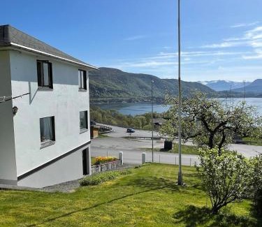 Ulsteinvik Apartamento | Retro hus med fin beliggenhet