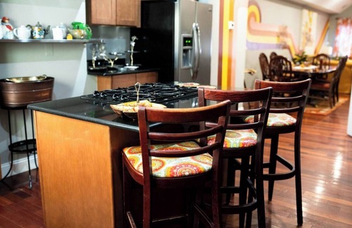 Downtown Baltimore Casa | Retro-inspired Content House in Patterson Park