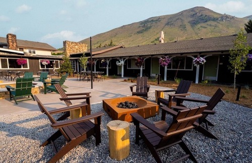 Jackson Apartamento | Retro-Inspired Lodge w/ On-Site Dining & Social Courtyard in Jackson Hole