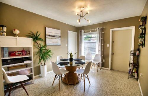 Southgate Casa | Retro-Inspired Stay BBQ Patio Close to Downtown