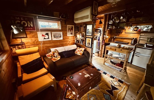 Bovey Tracey Cabina | Retro Lodge nr Dartoor with hot tub & opt sauna