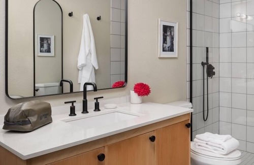Jackson Hotel | Retro Lodge w/ Social Courtyard & Hot Tub – Close to Jackson Hole Adventures