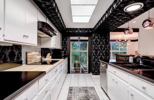 The Villages Casa | Retro Meets the Wild on the Buffalo Bayou, Take a Step Back to the 60's