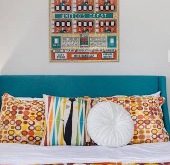 Bristol Casa | Retro Mid-Mod Gem in Bristol * Fully Renovated