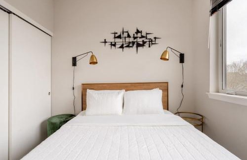 Belmont Apartamento | Retro Modern 2-Bedroom with 90 WalkScore