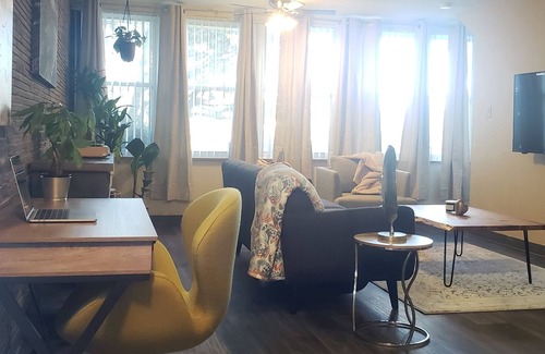 St. Louis Condominio | ~ Retro + Modern 2BR Condo in St. Louis Hills ~