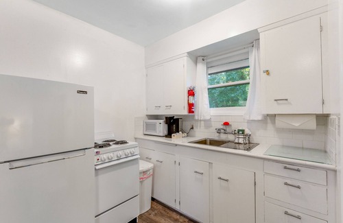 Nahcotta Casa | Retro motel suite close to Willapa Bay with WiFi, firepit & full kitchen