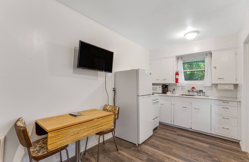 Nahcotta Casa | Retro motel suite close to Willapa Bay with WiFi, firepit & full kitchen