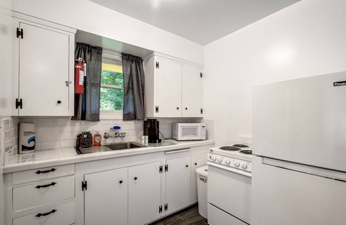 Nahcotta Casa | Retro motel suite near the bayshore with firepit & WiFi