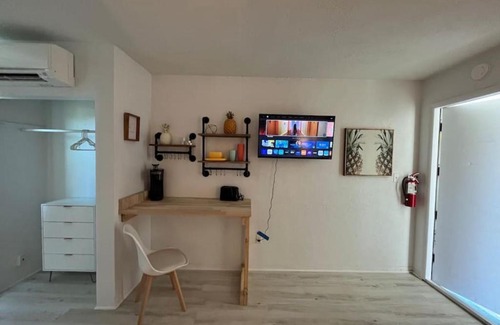 Bridgeport Heights Apartamento | Retro motel walk to beach, Wi-Fi