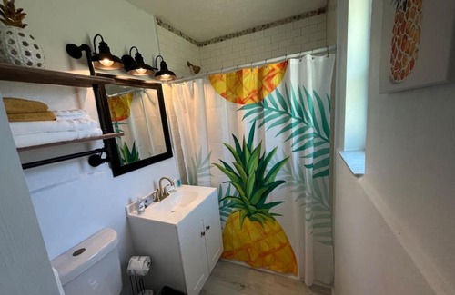 Bridgeport Heights Apartamento | Retro motel walk to beach, Wi-Fi