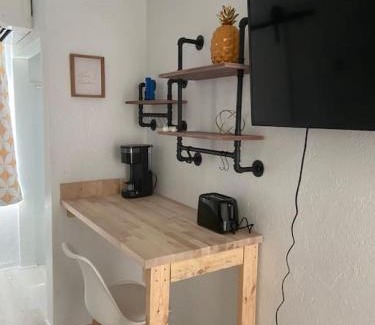 Bridgeport Heights Apartamento | Retro motel walk to beach, Wi-Fi