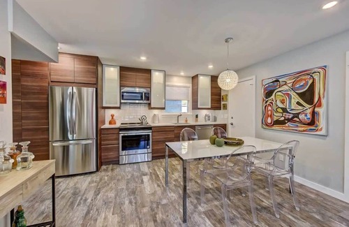 Cherry Condominio | 510 Queens 102:Bright 1BR w/ easy access to Uptown