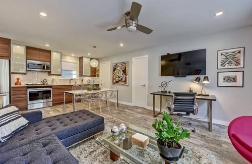 Cherry Condominio | 510 Queens 102:Bright 1BR w/ easy access to Uptown