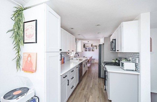 Scenic Heights Casa | Retro oasis w/ private pickleball & sauna, close to Red Rocks & CO ski mountains