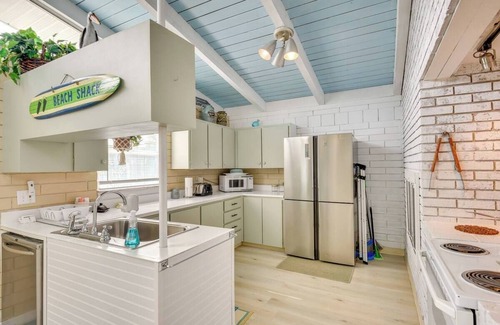 Aqua Vista Circles Cabaña | Retro Ormond Beach Home w/Pool 3BR-Walk to Ocean!
