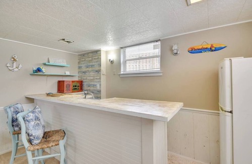 Aqua Vista Circles Cabaña | Retro Ormond Beach Home w/Pool 3BR-Walk to Ocean!