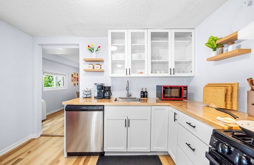 Holland Casa | Retro Quirky 4BR NE Minneapolis House near UMN, US Bank & Huntington Stadiums