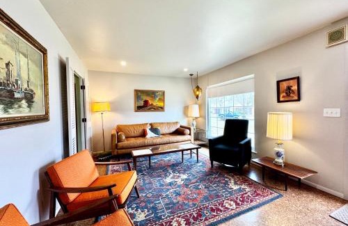 Van Wert Casa | Retro Refuge On Woodstock Dr