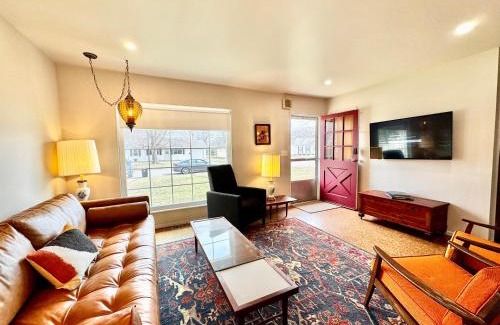 Van Wert Casa | Retro Refuge On Woodstock Dr