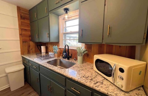 Wichita Casa | Retro Retreat- 2 Kings- Fun&Cozy