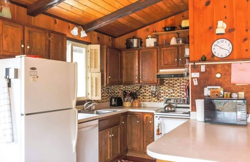 Hensonville Casa | Retro Retreat: Charming Home w/Hot Tub & Fire Pit