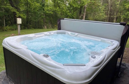 Hensonville Casa | Retro Retreat: Charming Home w/Hot Tub & Fire Pit