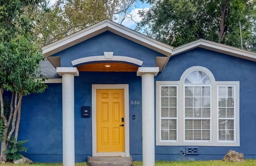 Eastside Promise Neighborhood Casa | Retro Retreat: Near Frost Center, FT Sam, Riverwalk