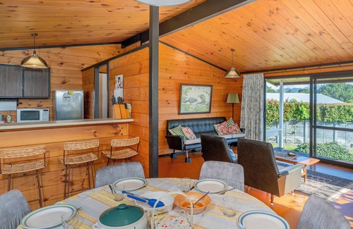 Pauanui Cabaña | Retro Revival - Pauanui Holiday Home