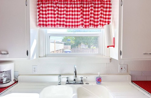 Coalinga Casa | Retro Rhythm Hideaway