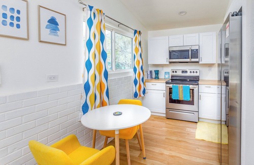 Three Rivers Casa | Retro River Casita -Waterfront, BBQ, Gameroom, Views 😍, 1 min to Sequoia Gate.