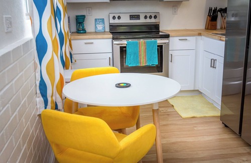 Three Rivers Casa | Retro River Casita -Waterfront, BBQ, Gameroom, Views 😍, 1 min to Sequoia Gate.