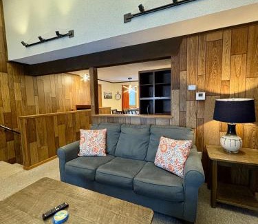 Bessemer Villa | Retro Ski-In Ski-Out Villa at Powderhorn Mountain