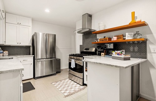 South Lamar Casa | Retro SoLa Retreat Mins to DT / Heated Pool / Sand Volley Ball Court / Firepit