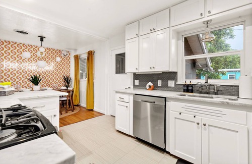 South Lamar Casa | Retro SoLa Retreat Mins to DT / Heated Pool / Sand Volley Ball Court / Firepit