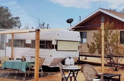 Joshua Tree Alquiler De RV | Retro trailer in fun desert setting with private fire pit