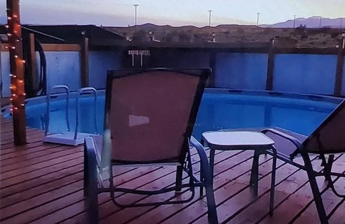 Joshua Tree Alquiler De RV | Retro trailer in fun desert setting with private fire pit
