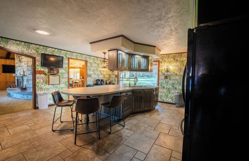 Kane Casa | Retro vibe 4-BR house on 14 acres near uptown Kane with bike/ski trail access