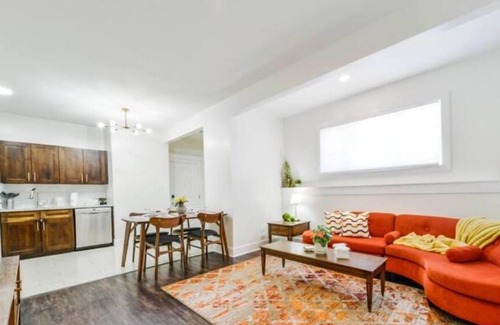 Jasper Place Casa | Retro Vibes - King Bed - Long Stays - Garage - Wi-Fi!