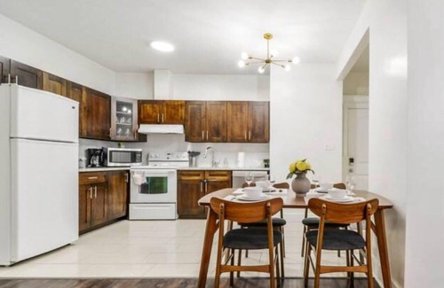 Jasper Place Casa | Retro Vibes - King Bed - Long Stays - Garage - Wi-Fi!