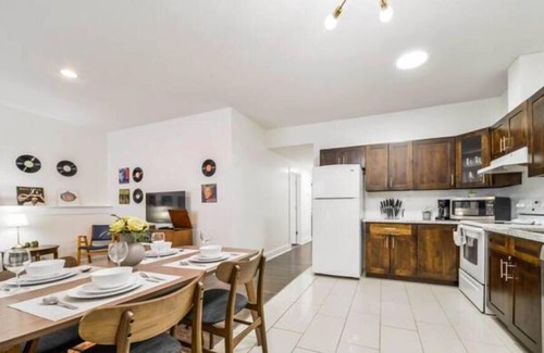 Jasper Place Casa | Retro Vibes - King Bed - Long Stays - Garage - Wi-Fi!