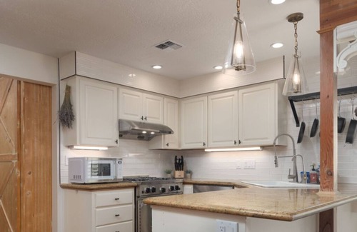 Harlow Casa | Reunion Game House: Stylish Stay, Steps to Autzen
