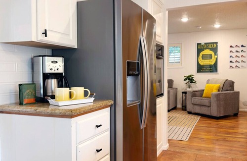 Harlow Casa | Reunion Game House: Stylish Stay, Steps to Autzen