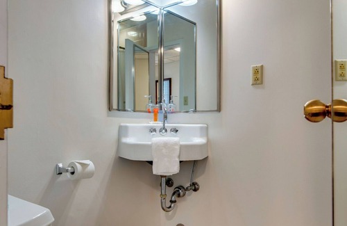 Music Row Hotel | Revamped Dorm Room - GREAT Location!
