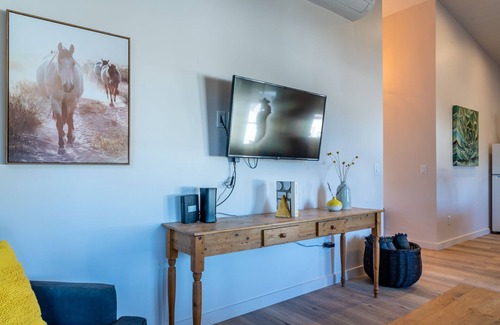 Paso Robles Cabaña | Revine Lago-Vine Cottages-Luxury Suite with Private Hot Tub and Fire pit!