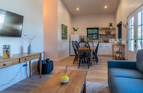Paso Robles Cabaña | Revine Lago-Vine Cottages-Luxury Suite with Private Hot Tub and Fire pit!