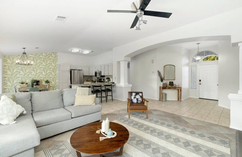 Greenacres Casa | Revitalizing 3 Bedroom Home in Bakersfield with Pool and Wi-fi